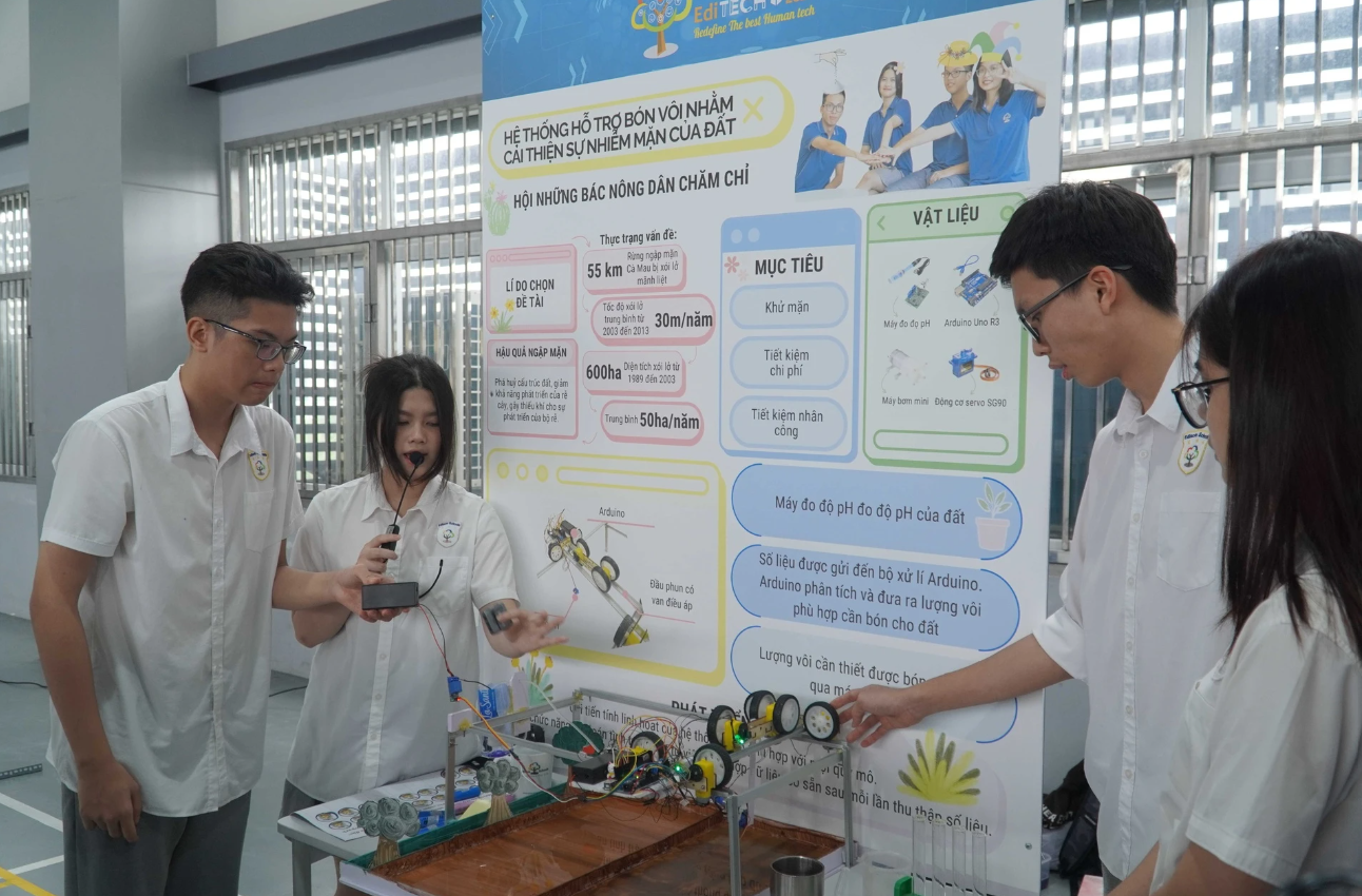 [Znews] Học sinh chế tạo kính cho người khiếm thị, bảng cát STEAM