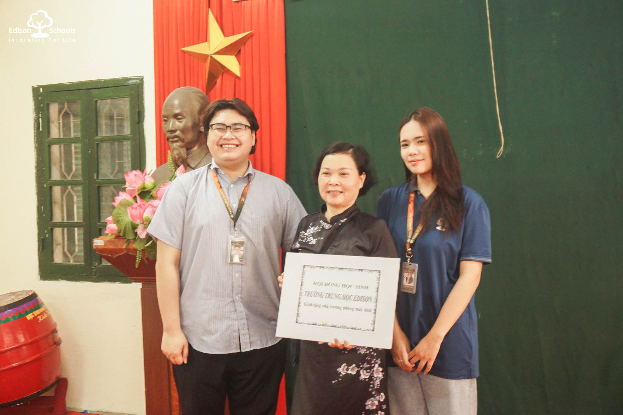 Hoạt động từ thiện của Hội học sinh Trung học Edison tại trường PTCS dân lập dạy trẻ câm điếc Hà Nội