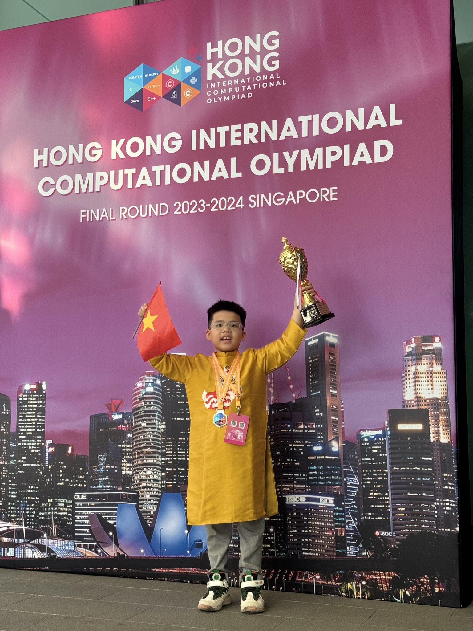 Eddie Nguyễn Hoàng Tùng Lâm đạt cúp Á quân “2nd Runner Up” lớp 2 cuộc thi HKICO thế giới