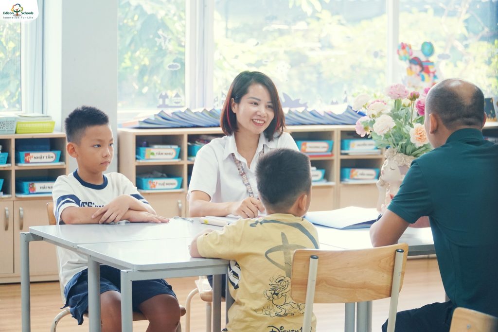 Thầy cô và phụ huynh cùng thảo luận để xác định mục tiêu học tập cho học sinh.